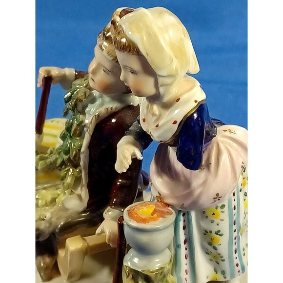 ANTIQUE CARL THIEME PORCELAIN GROUPING YOUNG COUPLE WINTER SEASON AFTER MEISSEN - Picture 10 of 10